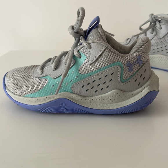 Under Armour Girls Basketball Sneakers (size 12) - Picture 6 of 11